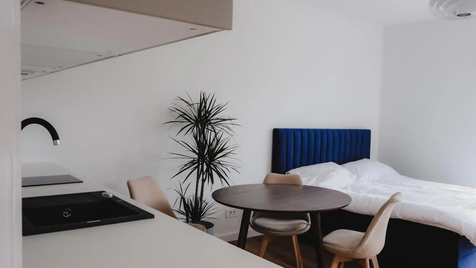 Blue Alpine Nest Komenda